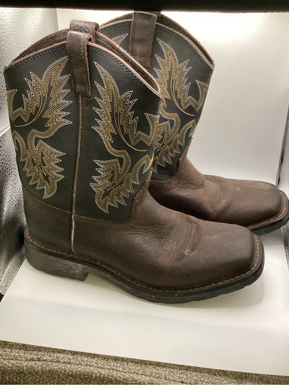 Ariat Children's Workhog Wide Square Toe Cowboy boots sz 4